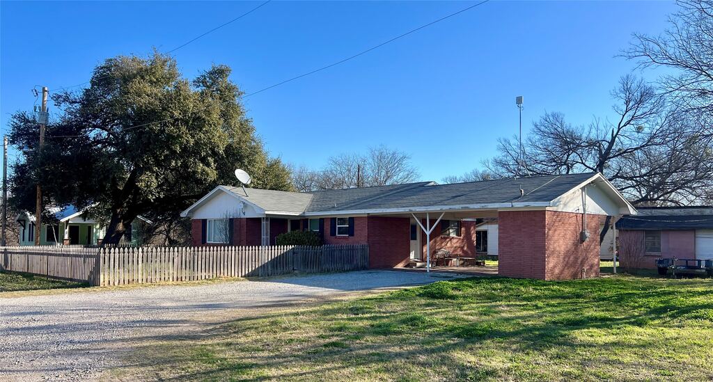 216 Woodlawn Avenue, Strawn, TX 76475 — photo 1