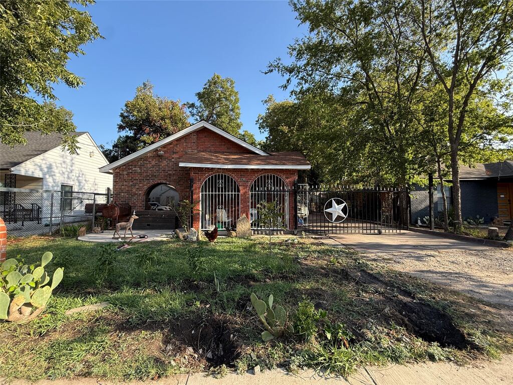 235 W Suffolk Avenue, Dallas, TX 75208 — photo 1