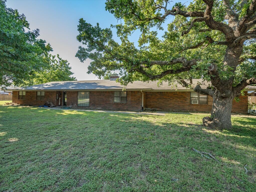 901 Pebble Street, Bowie, TX 76230 — photo 1
