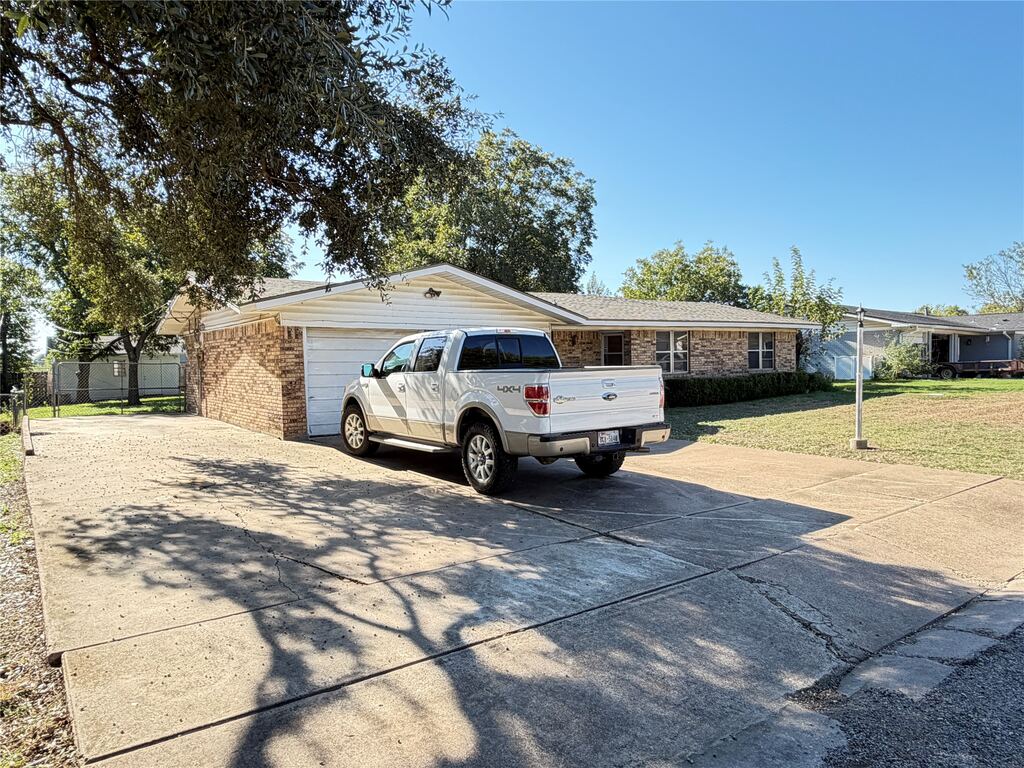 111 E Dawn Drive, Robinson, TX 76706 — photo 1