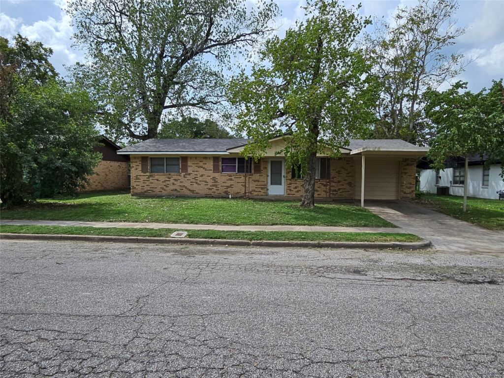 302 S Joyce Street, Lacy Lakeview, TX 76705 — photo 1