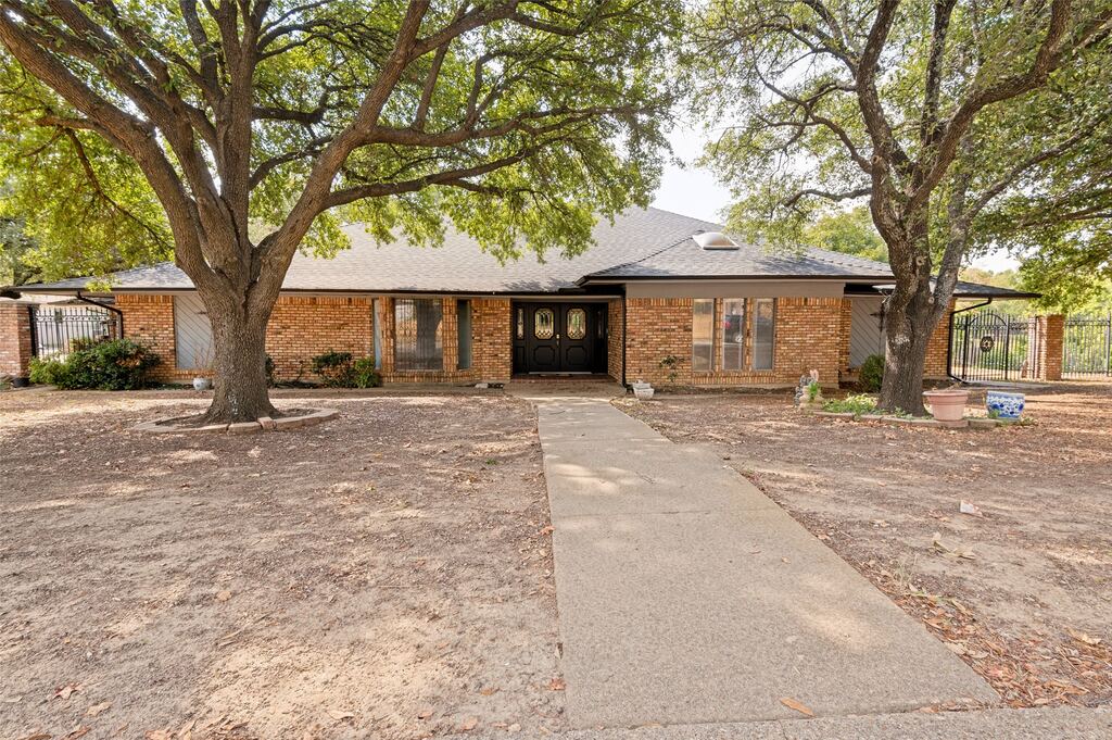 2104 Teakwood Trace, Fort Worth, TX 76112 — photo 1