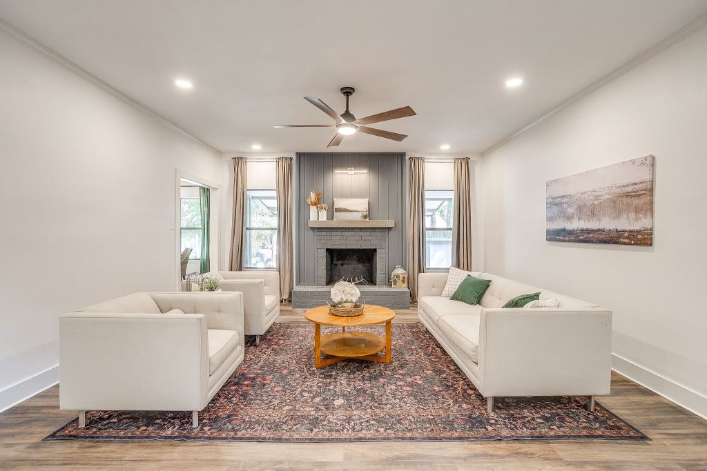 6824 Ridgewood Drive