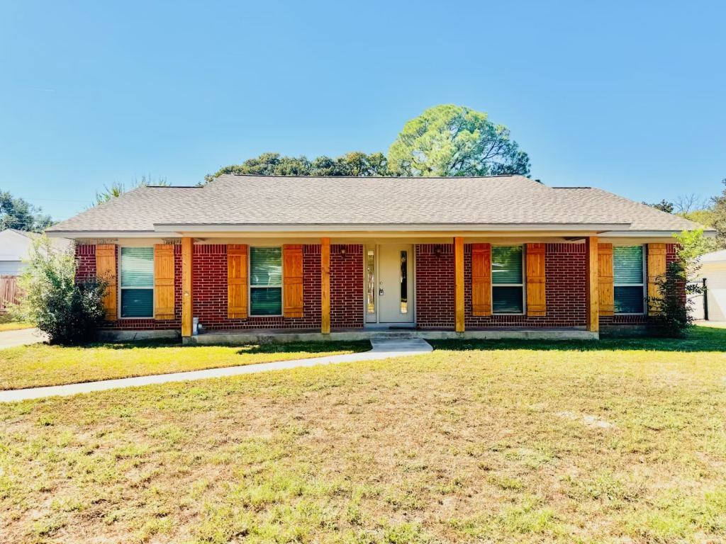 1710 Cresthaven Drive, Pantego, TX 76013 — photo 1