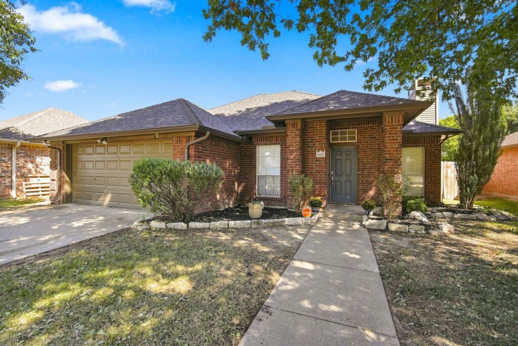 806 Oak Drive, Ennis, TX 75119 — photo 1