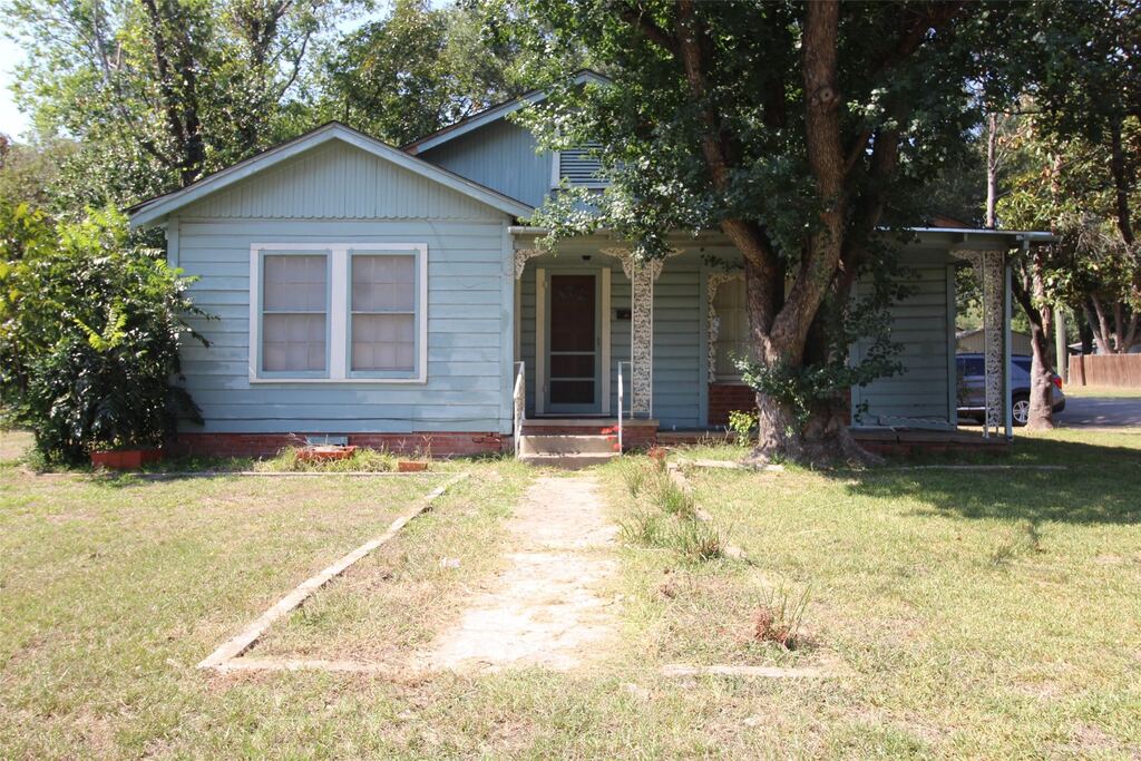 323 N Houston Street, Grand Saline, TX 75140 — photo 1