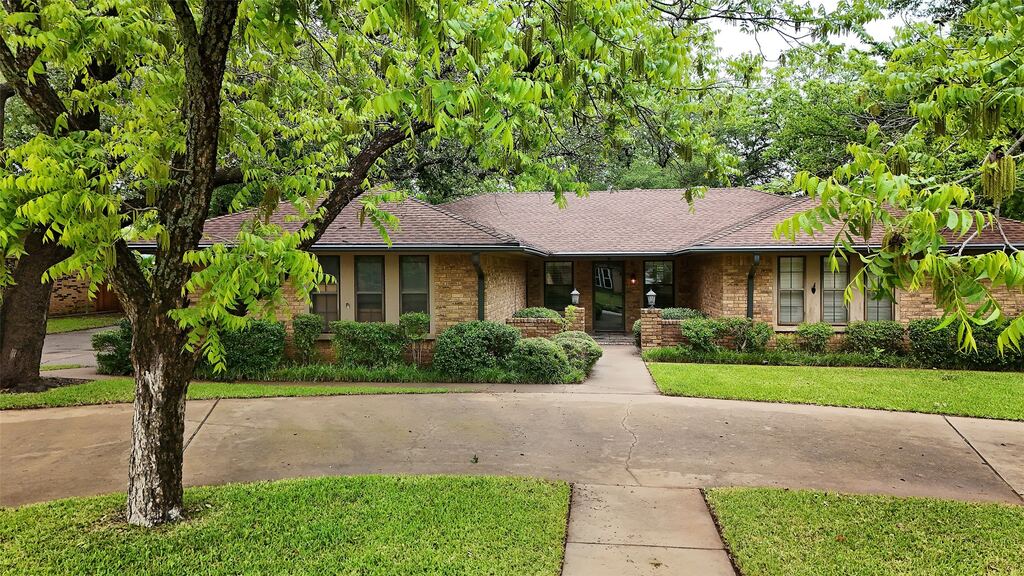 1305 Cliff Drive, Graham, TX 76450 — photo 1