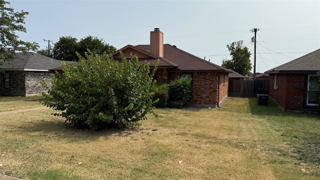 853 W Wintergreen Road, Lancaster, TX 75134 — photo 1