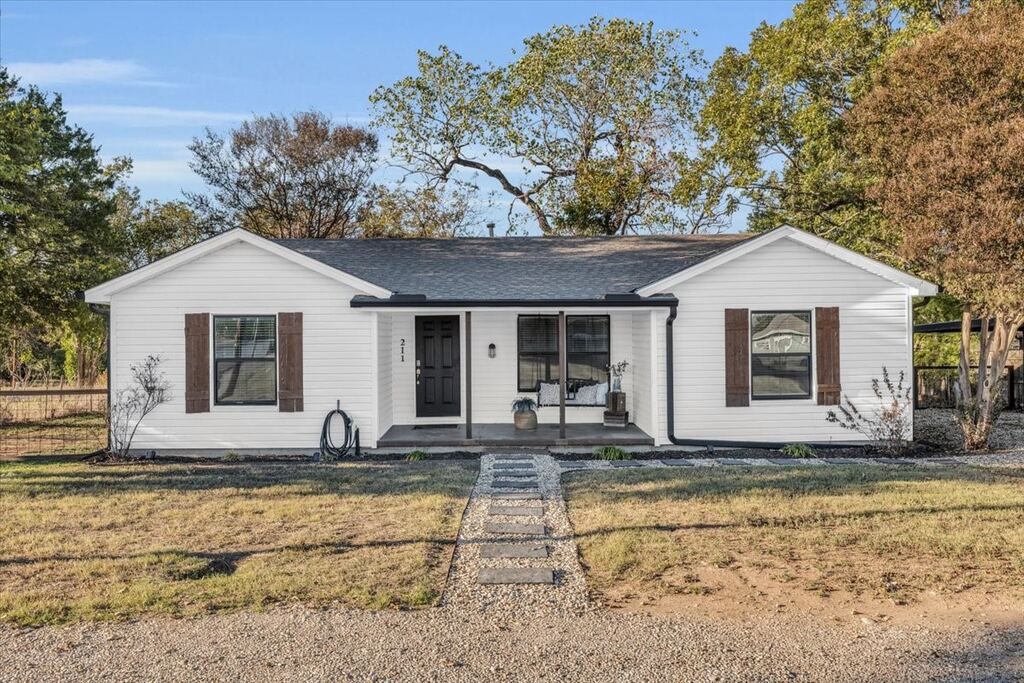 211 W Stegall Drive, Robinson, TX 76706 — photo 1
