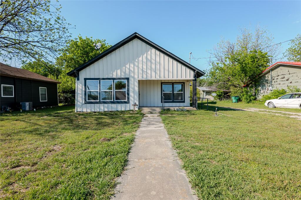 228 W Archer Street, Jacksboro, TX 76458 — photo 1