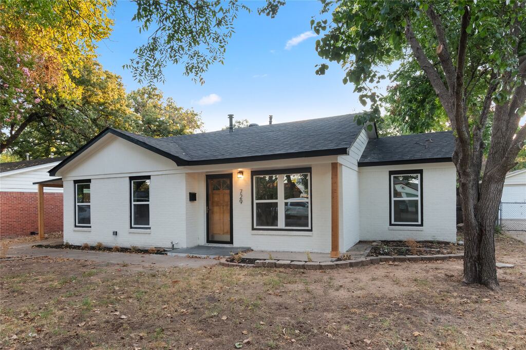 729 Thersa Drive, River Oaks, TX 76114 — photo 1
