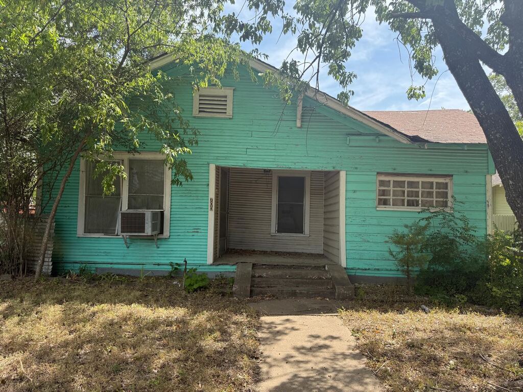 700 S Winnetka Avenue, Dallas, TX 75208 — photo 1