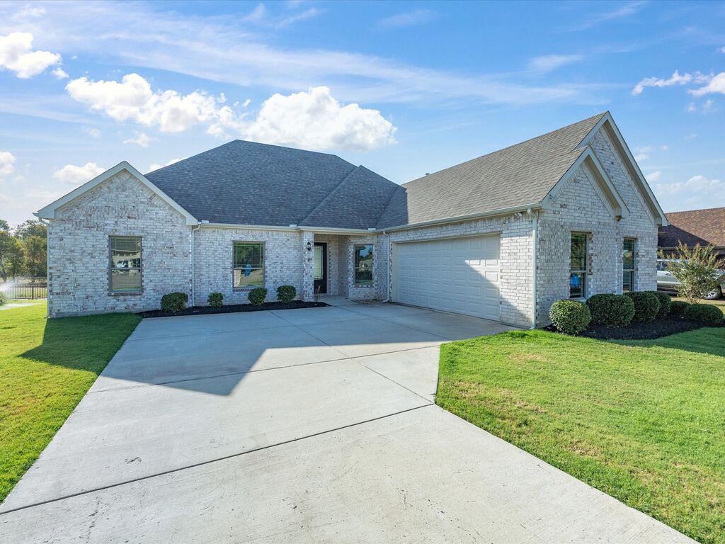 1301 Carnoustie Drive, Ennis, TX 75119 — photo 1