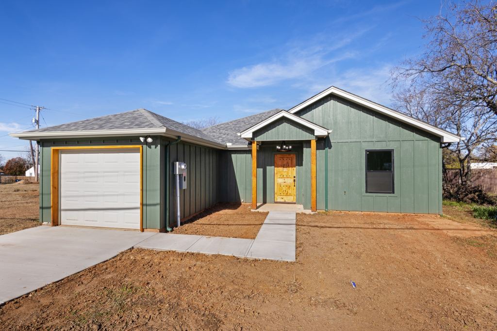 303 E Bois D Arc, Nocona, TX 76255 — photo 1