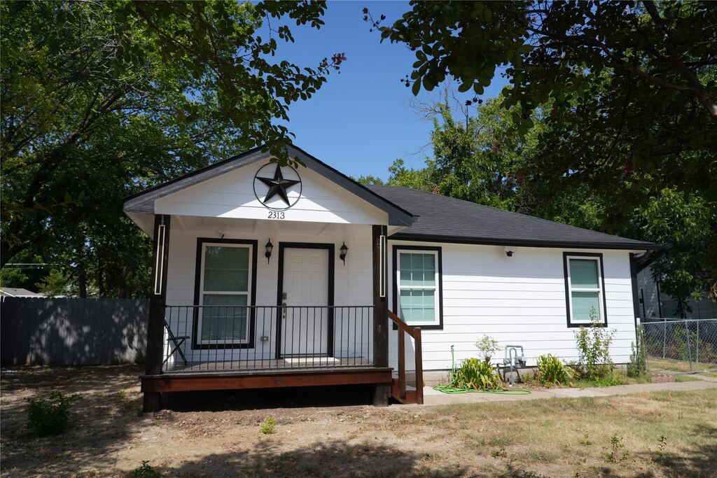 2313 N Riverside Drive, Fort Worth, TX 76111 — photo 1