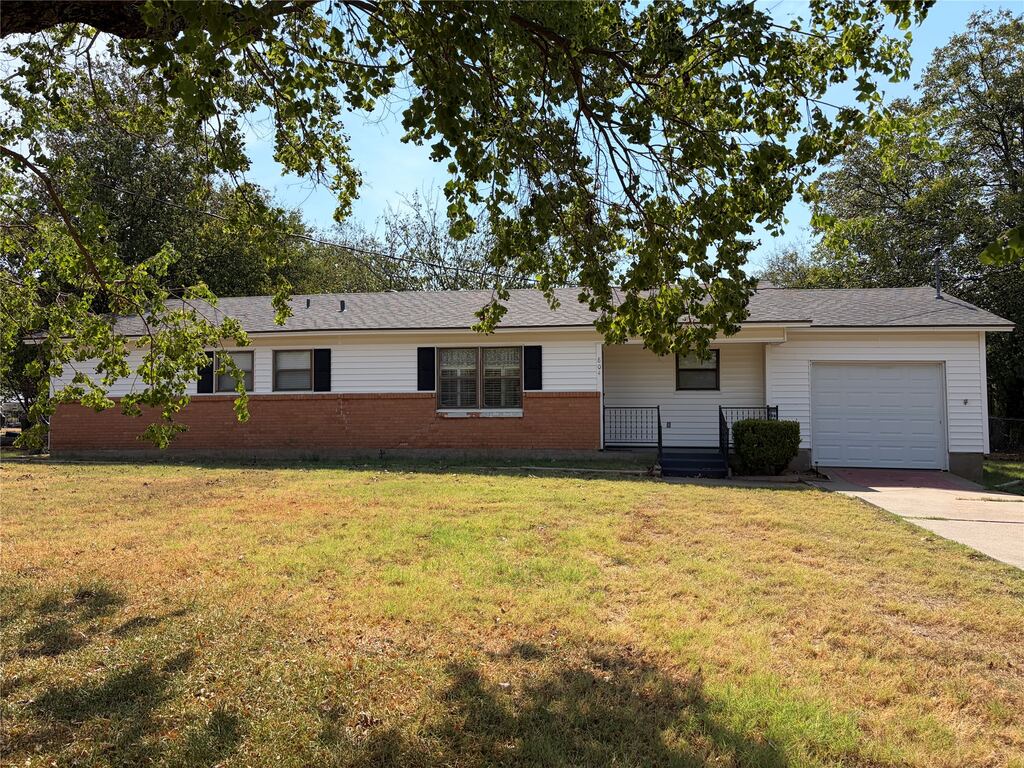 804 E Adams Street, Itasca, TX 76055 — photo 1