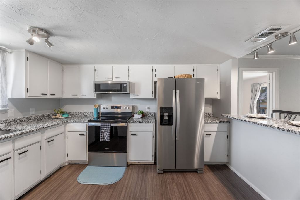 108 Harbor Drive 204, Runaway Bay, TX 76426 — photo 1