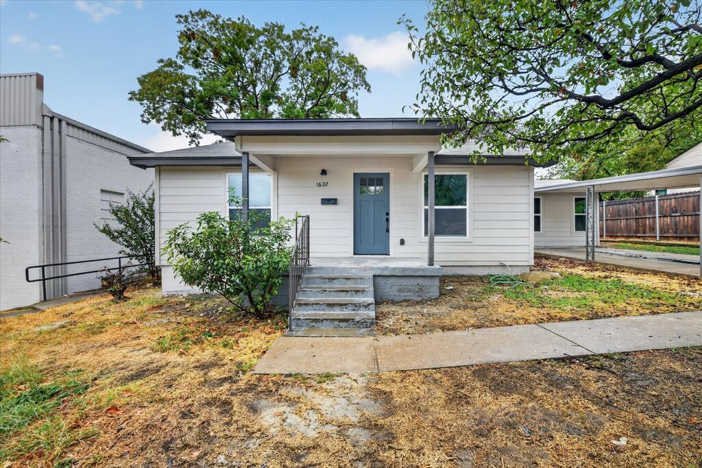 1607 Laura Road, River Oaks, TX 76114 — photo 1