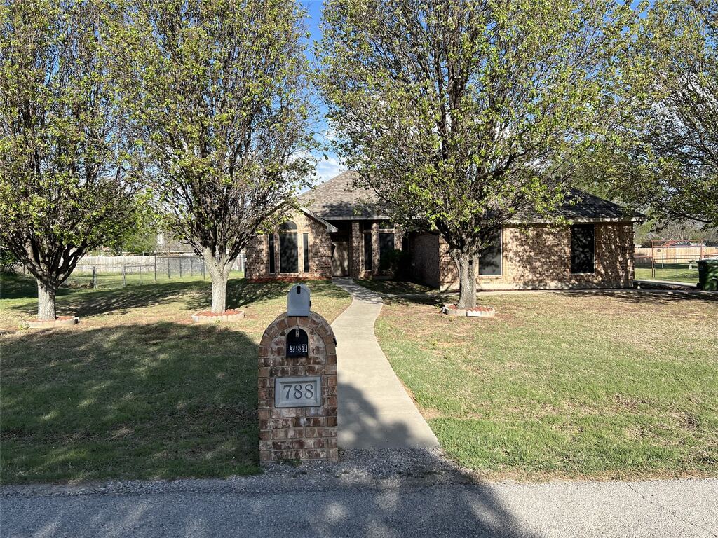 788 Robin Court, Springtown, TX 76082 — photo 1
