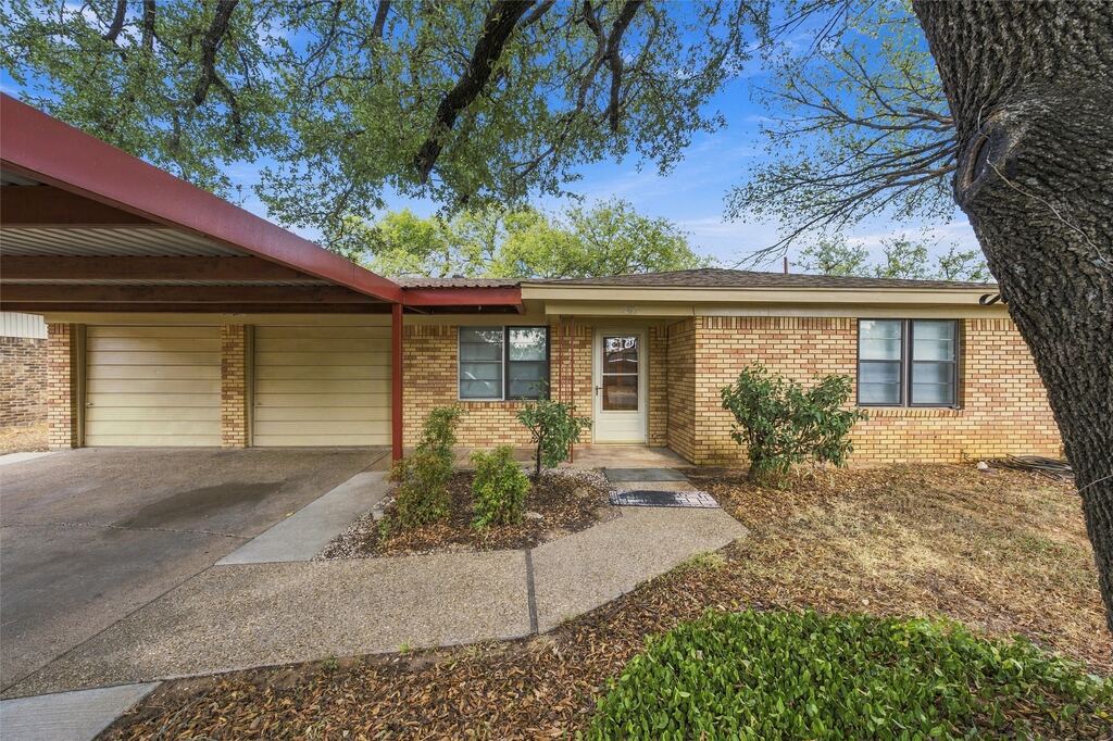 207 Cresthill Drive, Lacy Lakeview, TX 76705 — photo 1