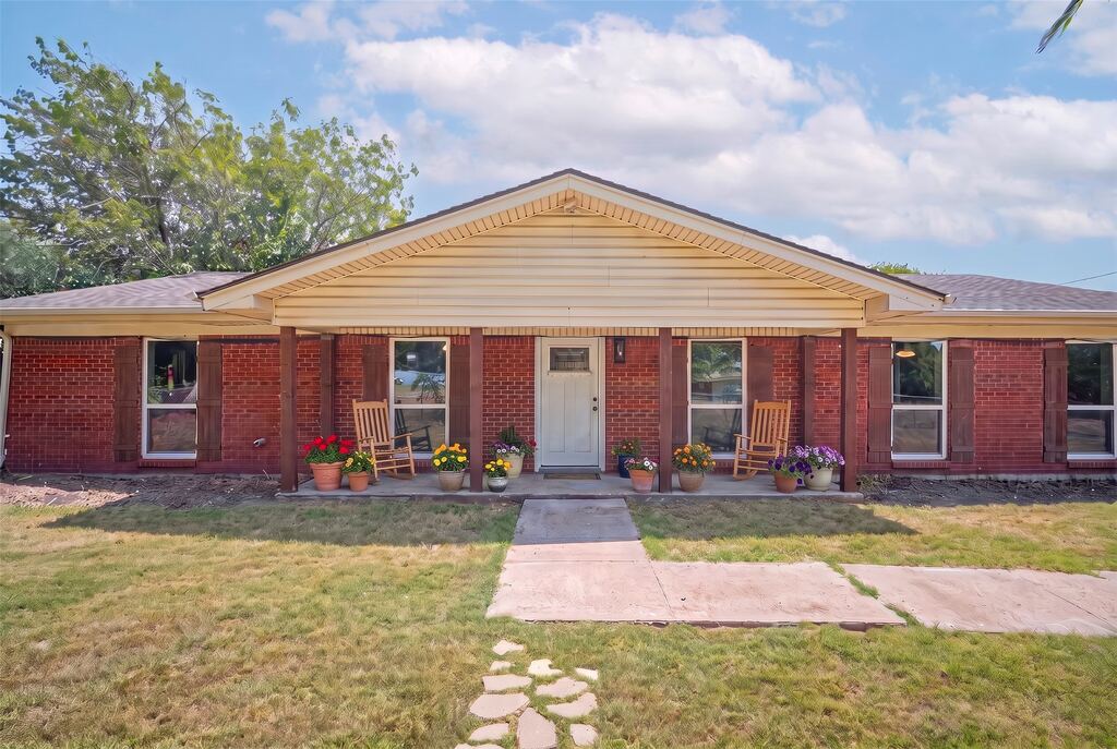 611 S Dallas Street, Palmer, TX 75152 — photo 1