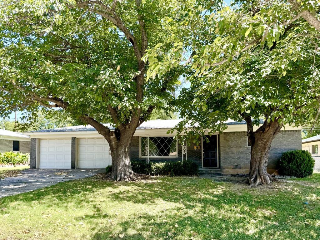 3912 Shawnee Trail, Lake Worth, TX 76135 — photo 1