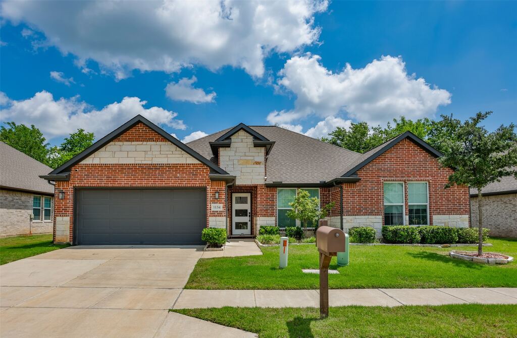 1134 Vintage Avenue, Gainesville, TX 76240 — photo 1