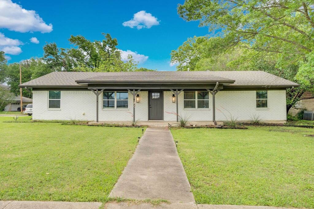 1104 Williamsburg Drive, Ennis, TX 75119 — photo 1