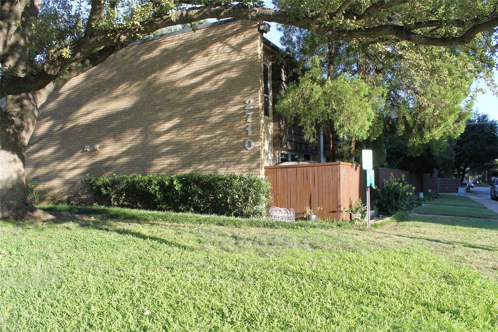 2702 Douglas Avenue 106, Dallas, TX 75219 — photo 1