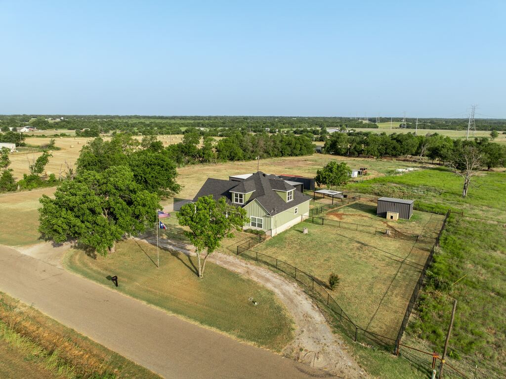 1122 W White Oak Road, West, TX 76691 — photo 1