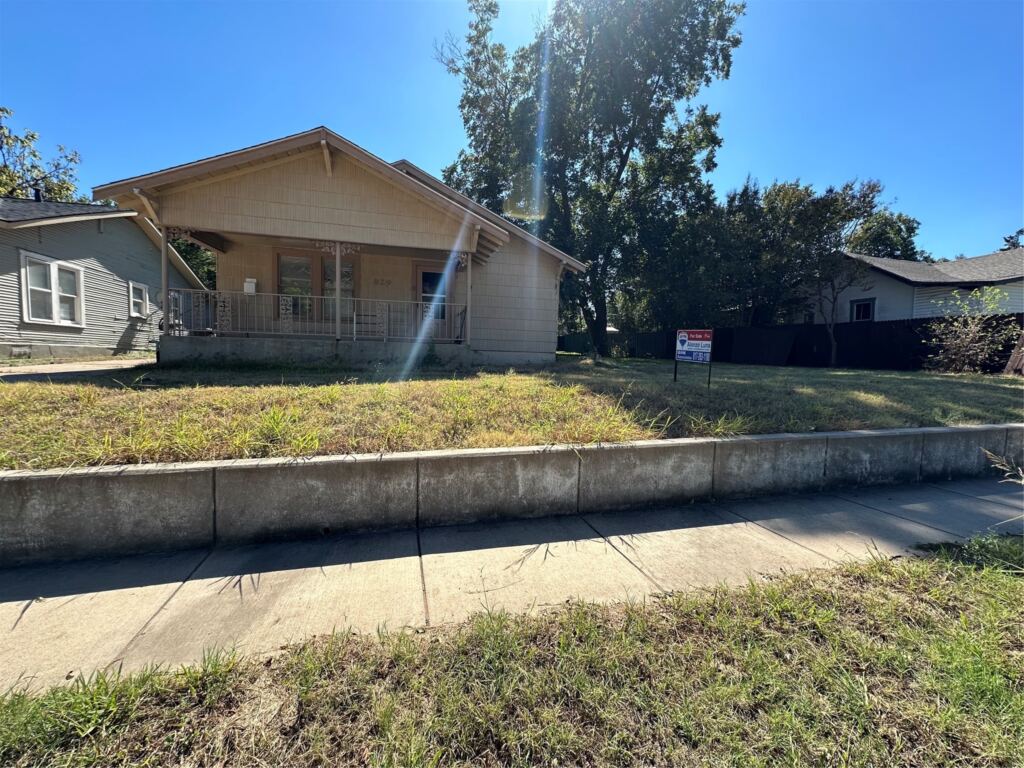 829 W Beddell Street, Fort Worth, TX 76115 — photo 1
