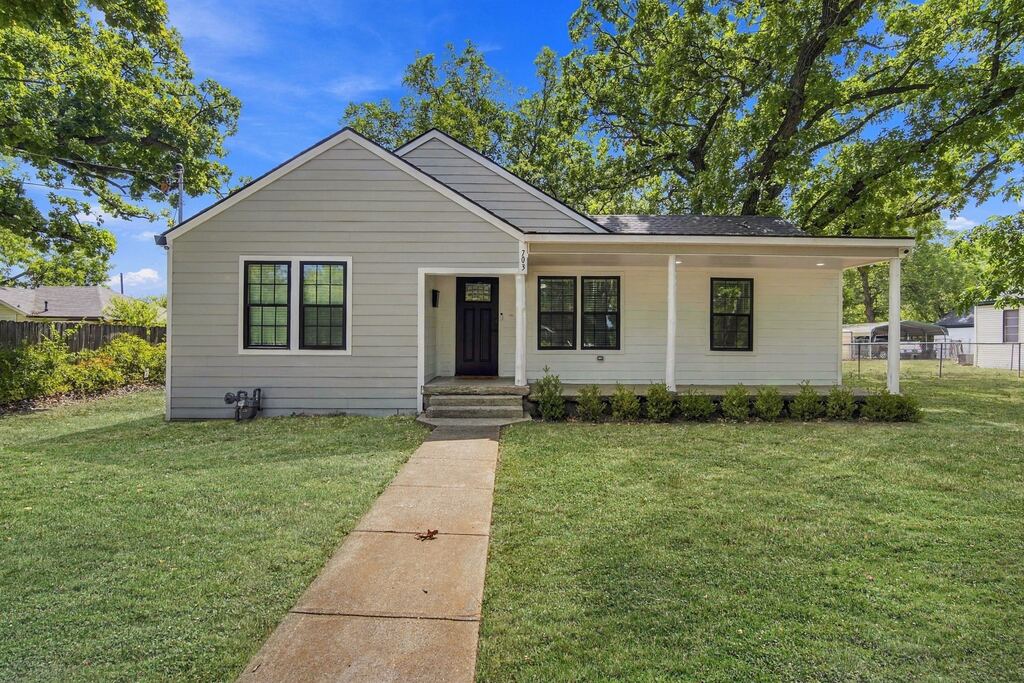 703 W Milam Street, Ennis, TX 75119 — photo 1