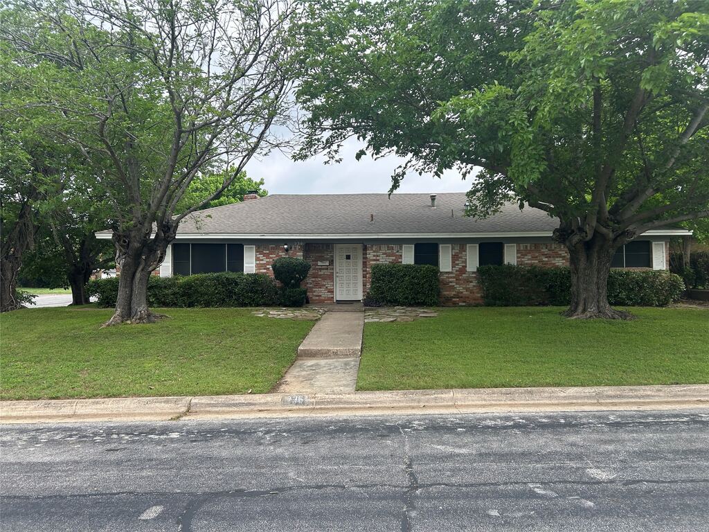 236 Hallbrook Drive, Fort Worth, TX 76134 — photo 1