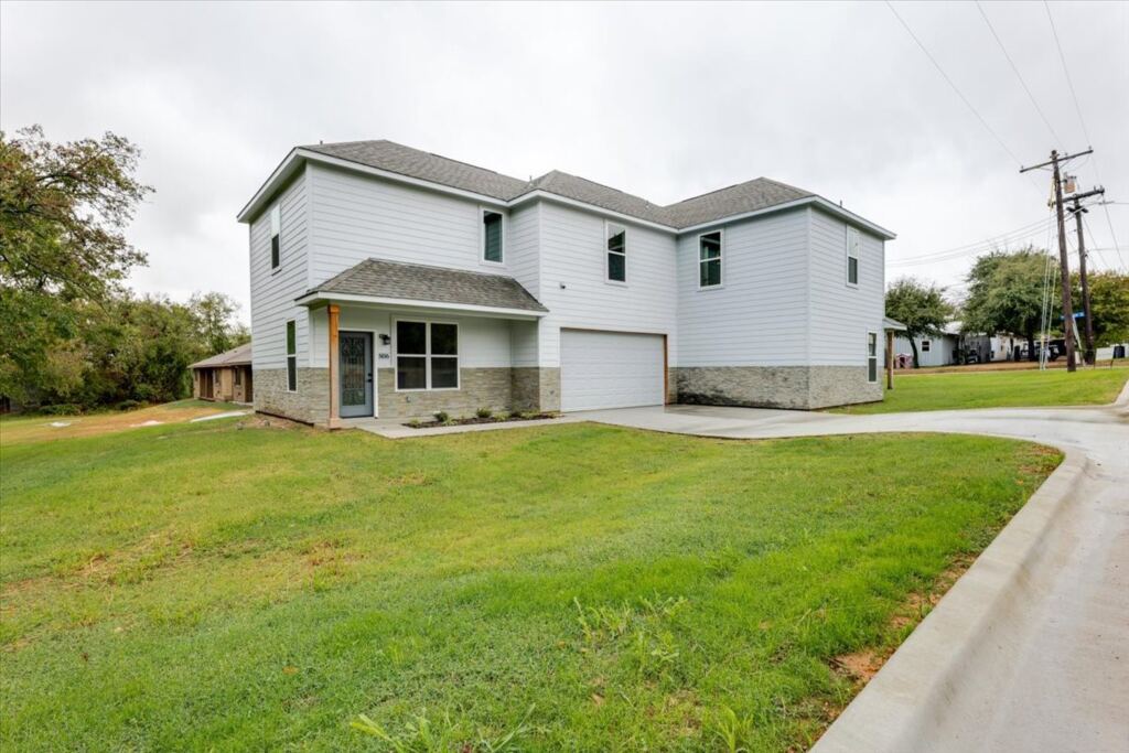 806 N Cates Street, Decatur, TX 76234 — photo 1