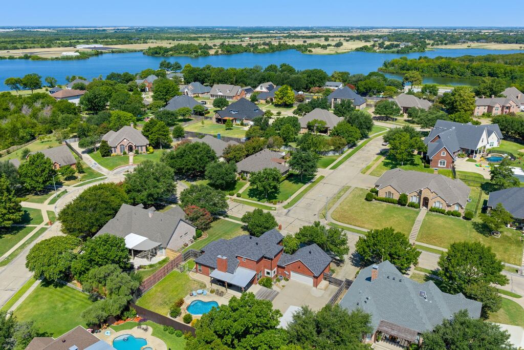 1907 Clearview Drive, Ennis, TX 75119 — photo 1