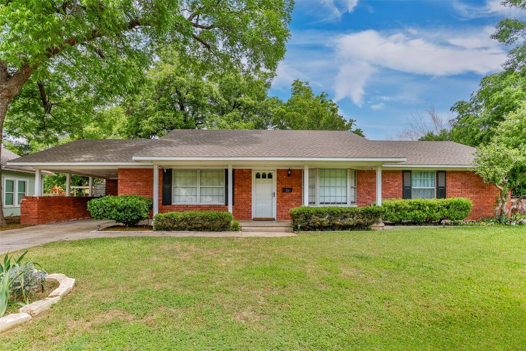 215 E Tennie Street, Gainesville, TX 76240 — photo 1