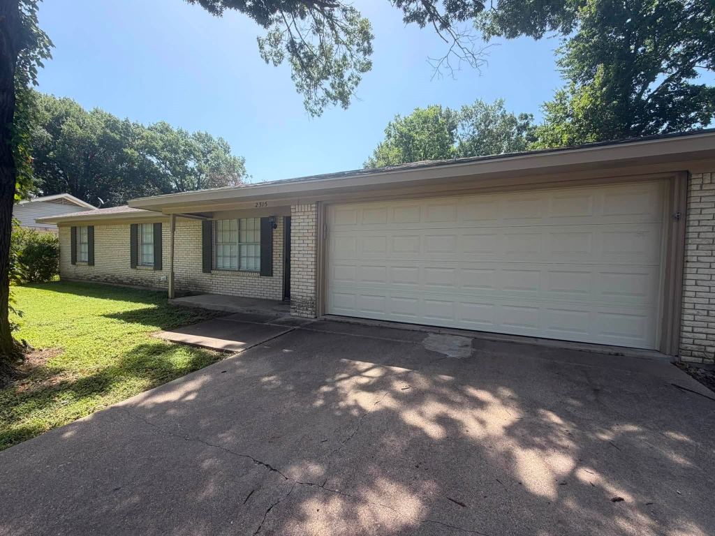 2315 W Park Avenue, Corsicana, TX 75110 — photo 1