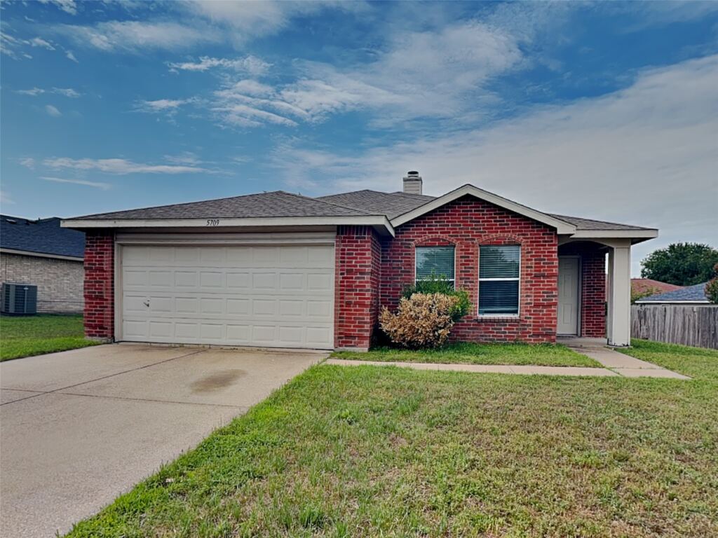 5709 Addington Drive, Fort Worth, TX 76135 — photo 1