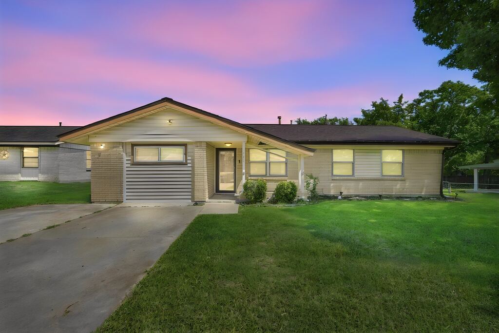 702 Phillips Drive, Ennis, TX 75119 — photo 1