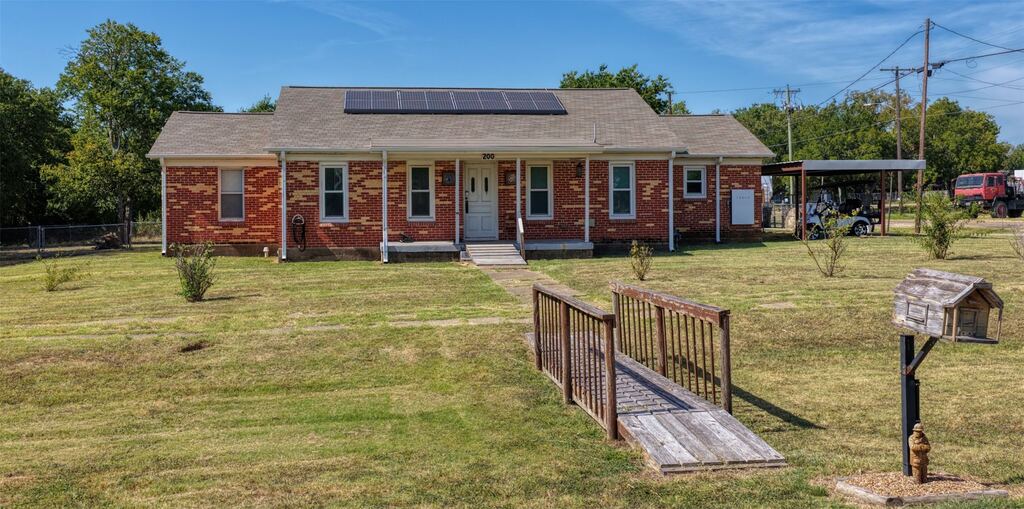 200 E Crossmain, Milford, TX 76670 — photo 1