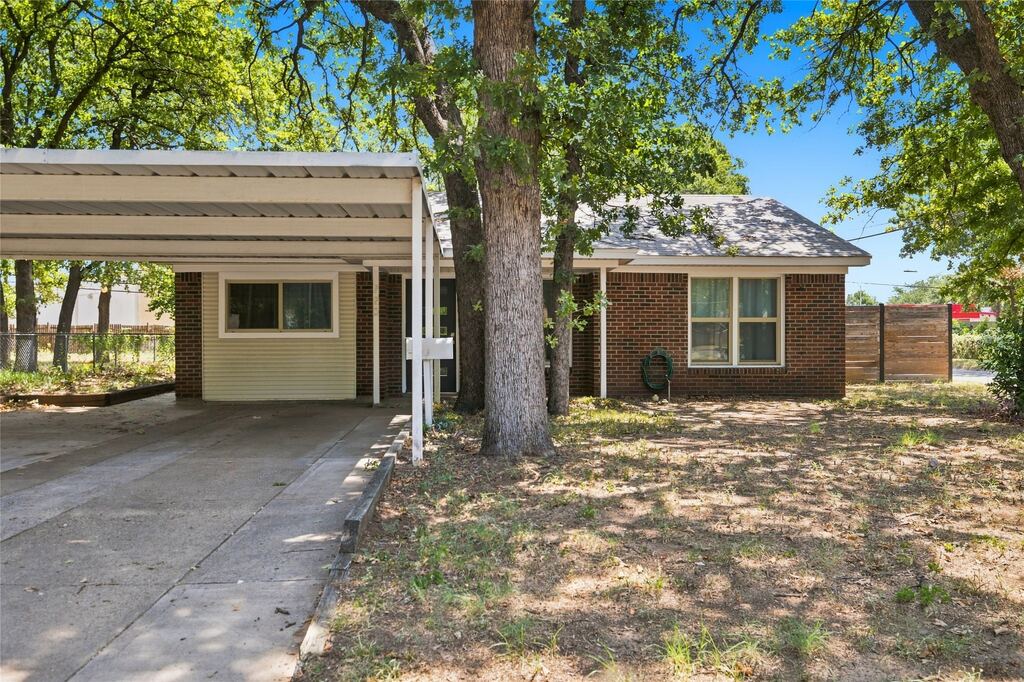 720 Thersa Drive, River Oaks, TX 76114 — photo 1