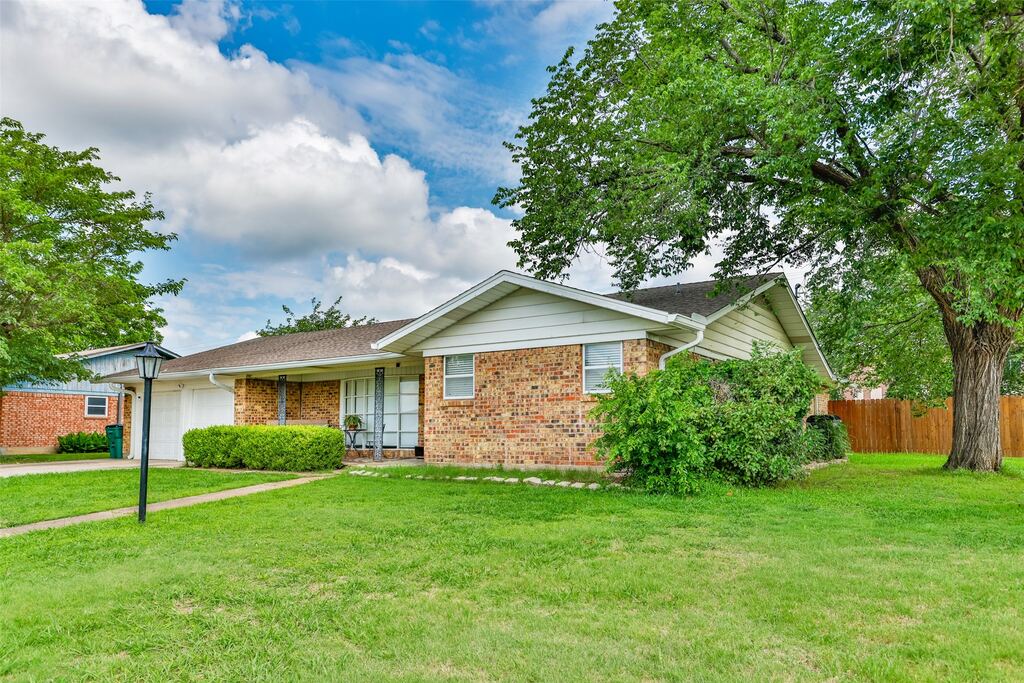 1808 College Street, Gainesville, TX 76240 — photo 1