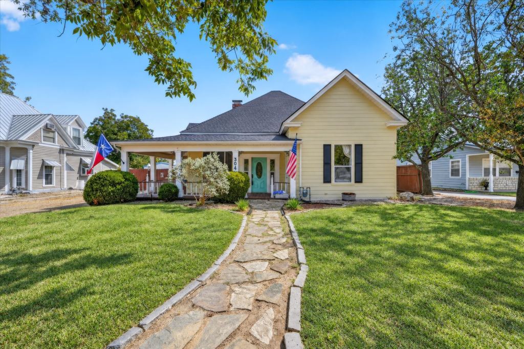 304 E Main Street, Itasca, TX 76055 — photo 1