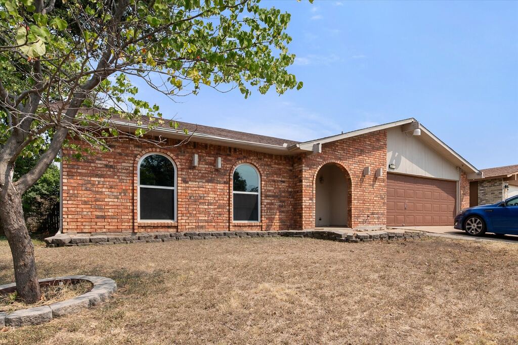 7501 Weatherwood Court, Fort Worth, TX 76133 — photo 1
