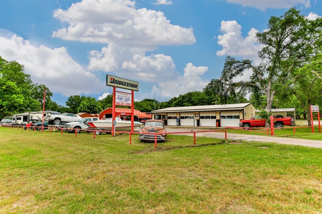59 Shawnee, Whitesboro, TX 76273 — photo 1