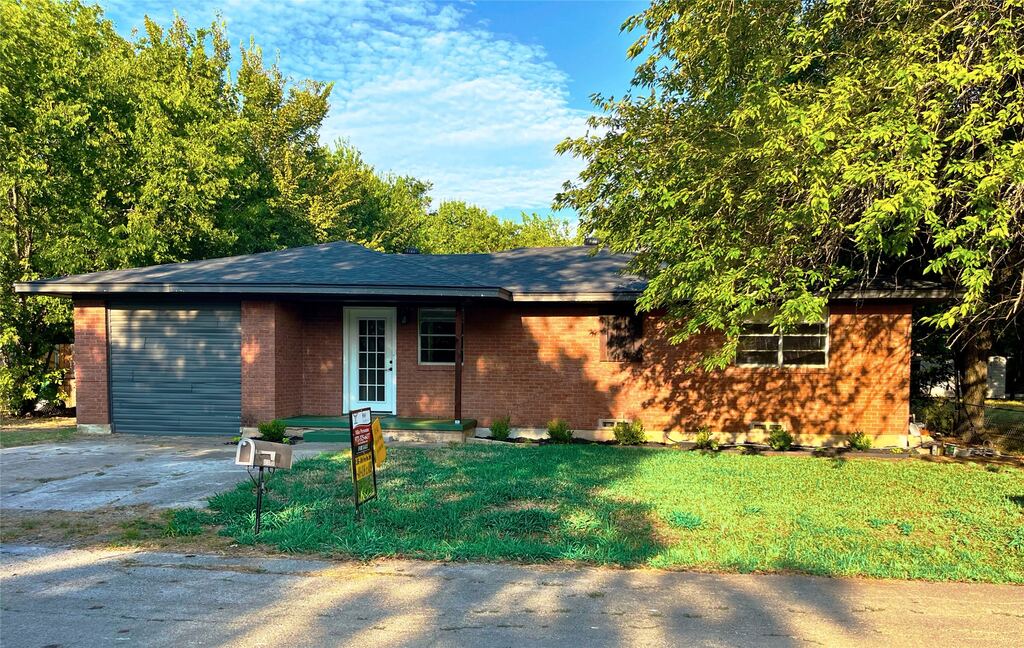1108 Locust Street, Gainesville, TX 76240 — photo 1