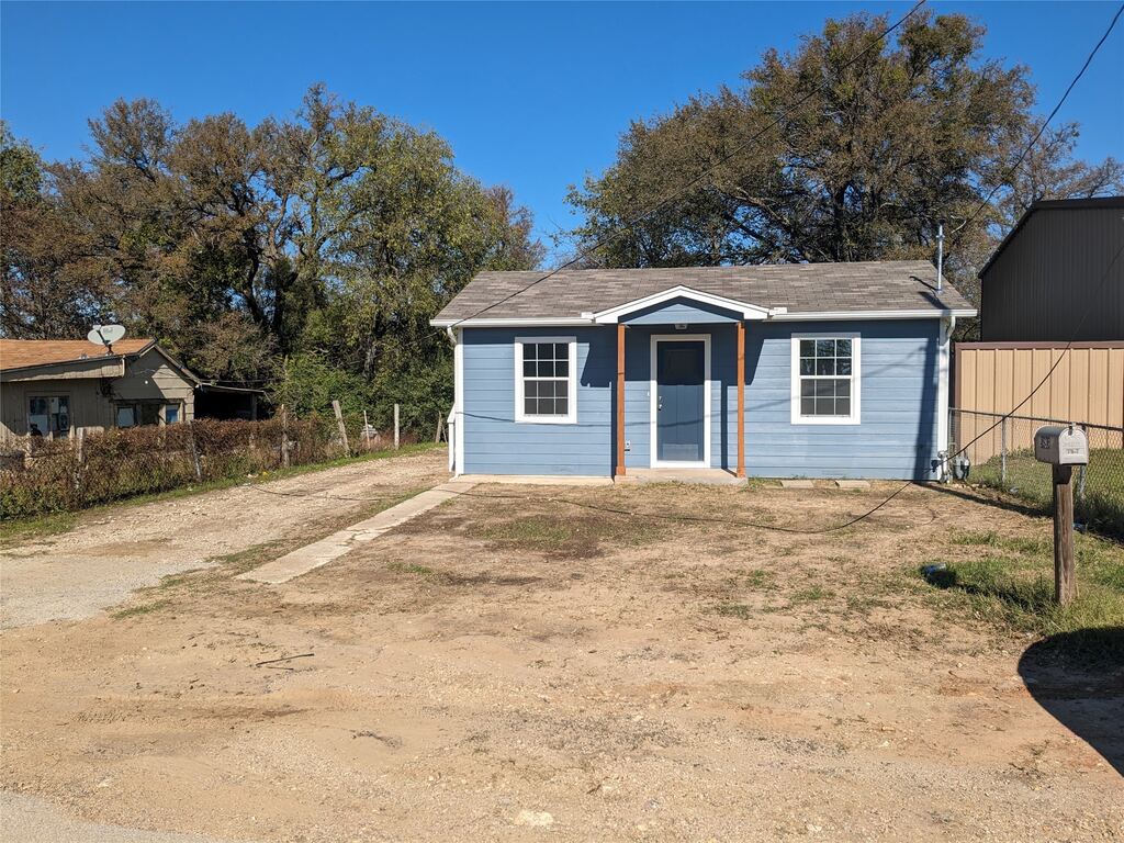 4916 Roadrunner Road, Fort Worth, TX 76135 — photo 1