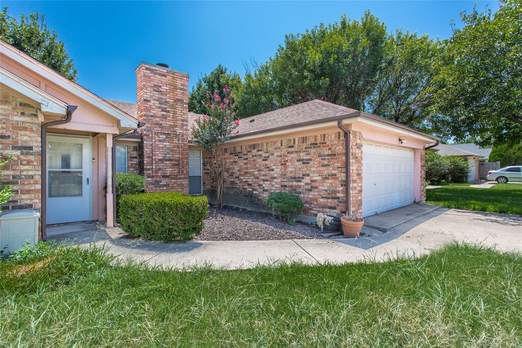 303 Shirley Drive, Alvarado, TX 76009 — photo 1
