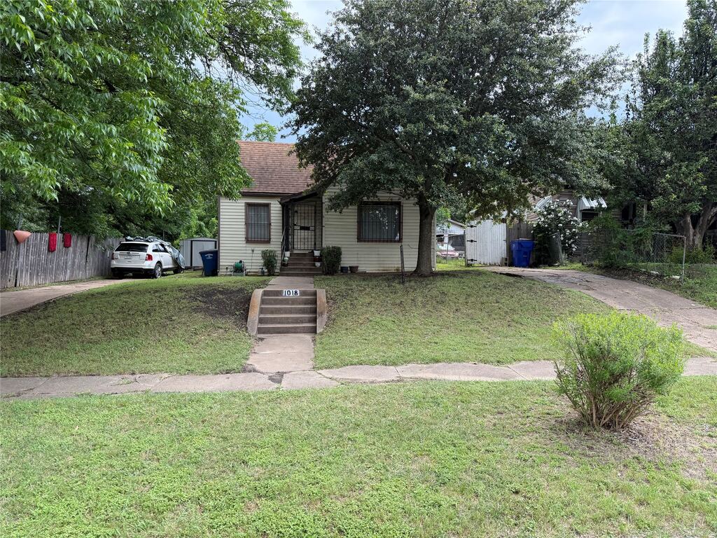 1018 E Woodin Boulevard, Dallas, TX 75216 — photo 1