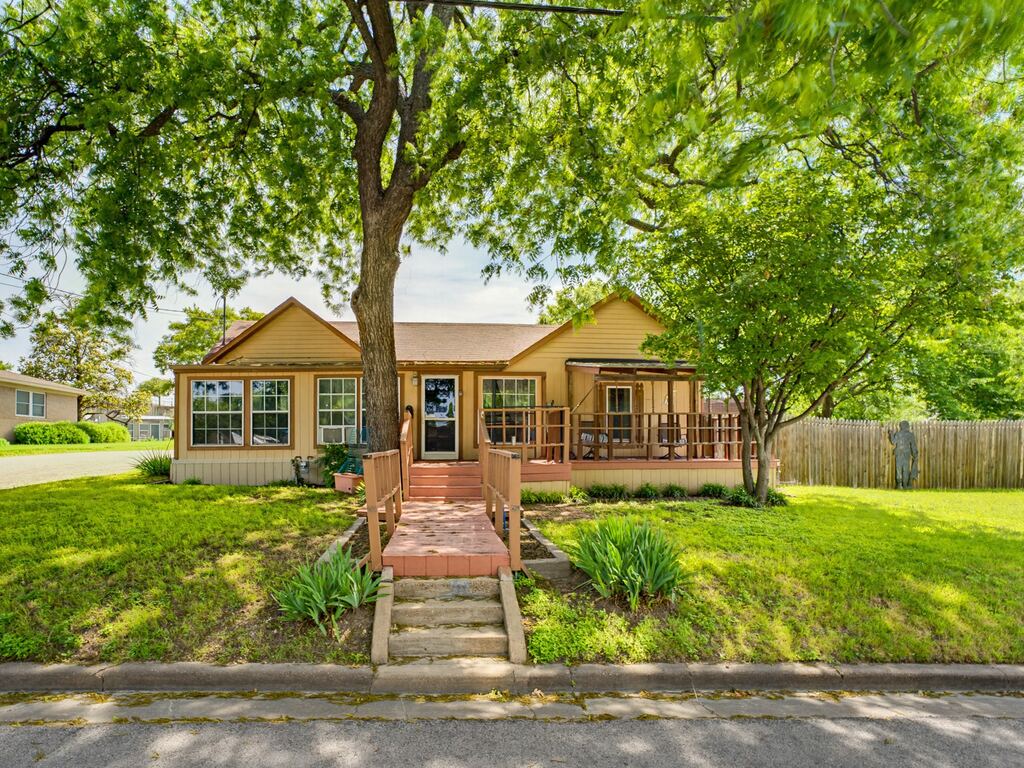 601 S Miller Street, Decatur, TX 76234 — photo 1